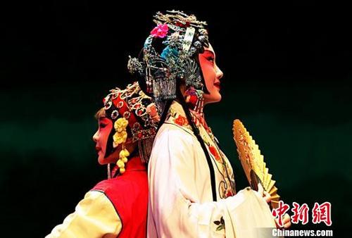 中國(guó)僑網(wǎng)資料圖:浙江昆劇團(tuán)“代字輩”演出的《牡丹亭》。浙江昆劇團(tuán)供圖