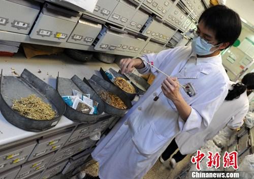 中國僑網(wǎng)資料圖:中藥師在配藥,。中新社發(fā) 劉可耕 攝