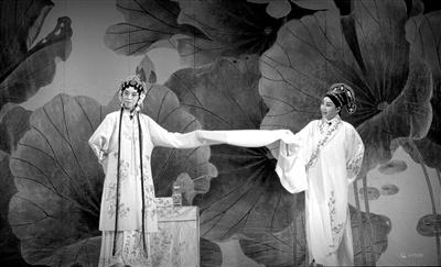 中國僑網(wǎng)唐亞厲(右)飾演《牡丹亭·驚夢》劇照,。 唐亞厲 供圖