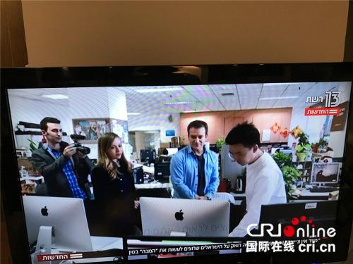 中國僑網(wǎng)以色列電視二臺(tái)攝制組在中國國際廣播電臺(tái)希伯來語部采訪,。(攝影孫伶俐)