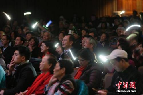 中國(guó)僑網(wǎng)當(dāng)?shù)貢r(shí)間11月14日晚,,“中華文化大樂(lè)園——優(yōu)秀才藝學(xué)生交流團(tuán)”文藝演出在美國(guó)費(fèi)城賓州大學(xué)Irvine大禮堂上演,,當(dāng)?shù)厝A人華僑相聚一堂觀看演出,。圖為演出現(xiàn)場(chǎng)臺(tái)上臺(tái)下互動(dòng),。中新社記者 廖攀 攝