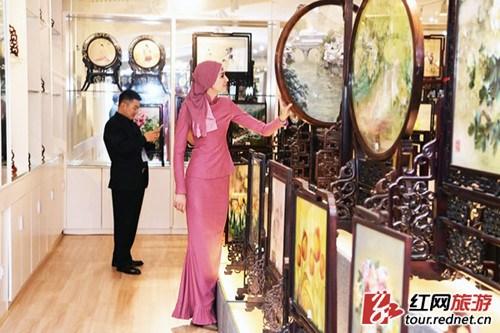 中國(guó)僑網(wǎng)初見(jiàn)湘繡,,馨玥還以為是畫(huà)上去的,。楊華峰 攝