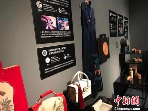 中國僑網11月16日至22日,,“非遺走進現代生活”——中國非物質文化遺產傳承人群研修研習培訓計劃研培學員作品展在上海大學上海美術學院舉行,。 王笈 攝