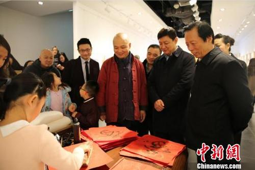 中國僑網(wǎng) 嘉賓現(xiàn)場參觀欣賞展覽,?!$娦馈z