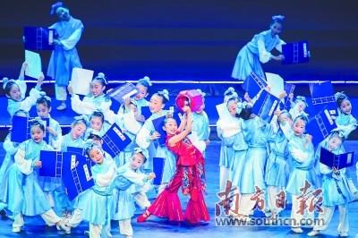 中國僑網(wǎng)“遺珠璀璨”客家非遺展演之客家童謠。 何森垚 攝