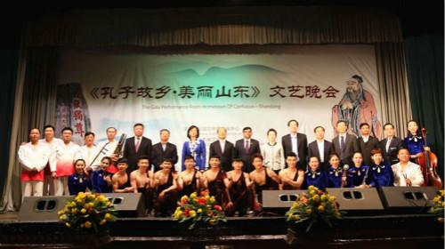 中國(guó)僑網(wǎng)合影,。