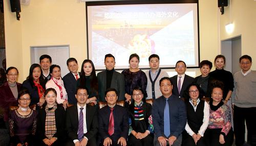 中國(guó)僑網(wǎng)國(guó)僑辦宣傳司副司長(zhǎng)劉為杰,、法蘭克福總領(lǐng)館副總領(lǐng)事盧奇志與僑界代表座談合照,。