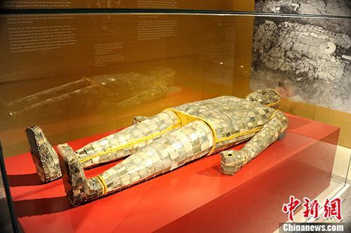 中國僑網(wǎng)當(dāng)?shù)貢r(shí)間11月22日在德國柏林新博物館舉行的“中國與埃及——世界的搖籃”展覽討論會上,,中國,、德國和埃及三國嘉賓共同探討了文化傳承與文物保護(hù)等話題。圖為在德展出的中國古代文物珍寶,。 中新社記者 彭大偉 攝