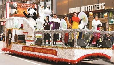 中國僑網(wǎng)圖為11月24日中國元素亮相芝加哥感恩節(jié)大游行。(新華社記者 汪平 攝)