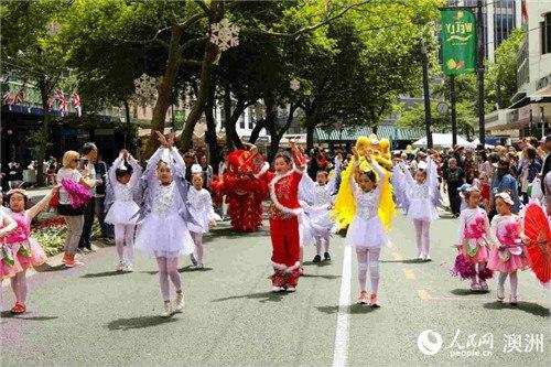 中國(guó)僑網(wǎng)中國(guó)隊(duì)伍中的少兒舞蹈方陣(攝影 張健勇)