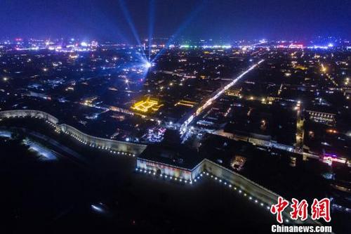 中國僑網(wǎng)平遙古城夜景?!№f亮 攝