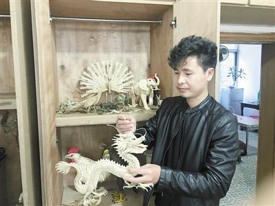 中國僑網(wǎng)陳云飛展示其作品,。本報記者童夢寧攝