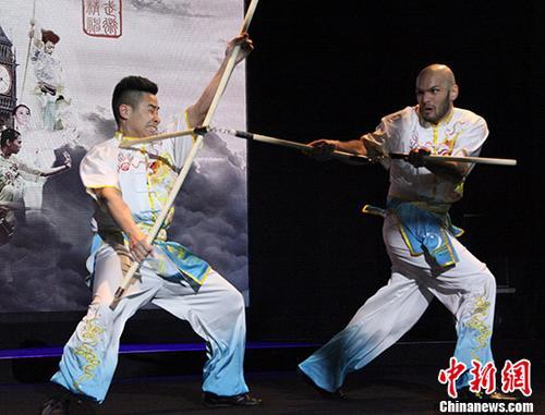 中國僑網(wǎng)圖為中英武林高手在臺(tái)上切磋武藝,。 中新社記者 張平 攝