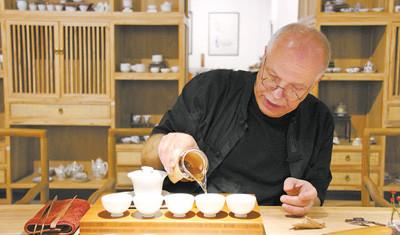 中國(guó)僑網(wǎng)蓋哈德為茶客表演茶藝。 本報(bào)記者 馮雪珺攝