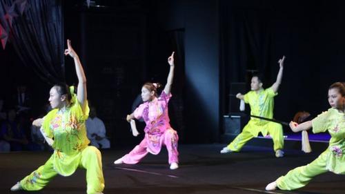 中國僑網(wǎng)15位高手在倫敦展示中國功夫,。(BBC中文網(wǎng))