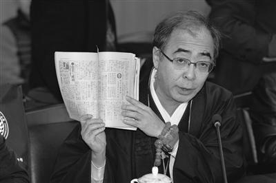 中國僑網日本友人大東仁展示捐贈物品。實習生 陳儼 新華報業(yè)視覺中心記者 萬程鵬 攝