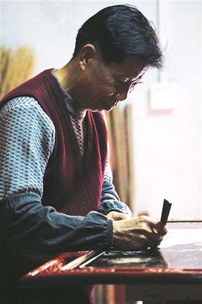 中國僑網(wǎng)莊順華做推光漆雕畫,。