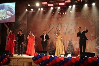 中國(guó)僑網(wǎng)兩國(guó)青年表演中俄歌曲合唱。