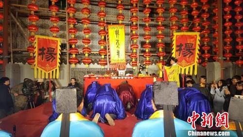 中國(guó)僑網(wǎng)楊氏族人齊聚楊氏家廟參加祭冬儀式 潘沁文 攝