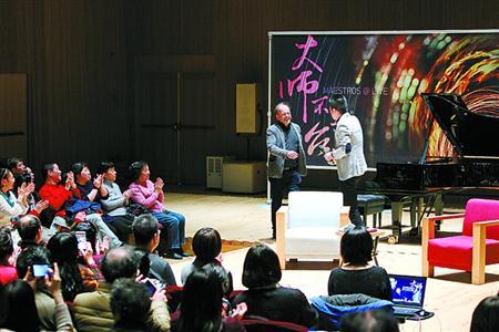 中國(guó)僑網(wǎng)路易·洛爾蒂與音樂(lè)愛(ài)好者面對(duì)面。解放日?qǐng)?bào)記者 蔣迪雯 攝