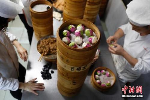 中國僑網(wǎng)到非遺南翔小籠制作技藝傳承人李建鋼所在的古猗園餐廳,,探秘南翔小籠的中央廚房。 張亨偉 攝