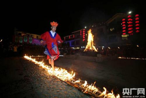 中國僑網(wǎng)非遺民俗“趟火海”,。