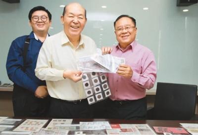 中國僑網圖為符樹波(右)將錢幣和郵票贈捐予馬來西亞華人博物館,。(來源:馬來西亞《星洲日報》)