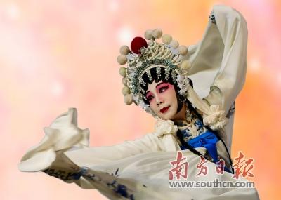 中國僑網(wǎng)粵劇《白蛇傳》倪惠英飾演白素貞。