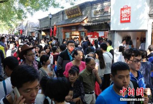 中國僑網(wǎng)資料圖:南鑼鼓巷依舊人頭攢動,。圖片來源:CFP視覺中國