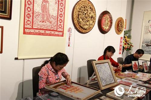 中國僑網(wǎng)四名來自潮汕地區(qū)的非遺傳承人,在香港展示民間藝術(shù),。(攝影:吳玉潔)