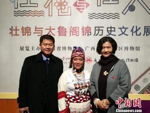 中國僑網(wǎng)圖為吳偉峰,、連美惠、賀卡三人合影,?!『h(yuǎn)航 攝