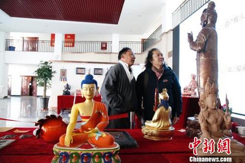 中國僑網(wǎng)西藏培訓(xùn)非遺傳承人,,推動文化產(chǎn)業(yè)發(fā)展,,圖中佛像為非遺傳承人作品?!O翔 攝