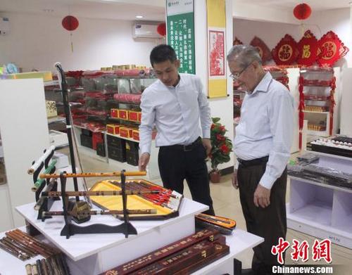 中國(guó)僑網(wǎng)走進(jìn)印尼最大中文書(shū)店——新知華文書(shū)局,仿如走進(jìn)中華文化“大觀園”。圖為書(shū)店經(jīng)理王林(左)在介紹中國(guó)笛子,?!×钟纻鳌z