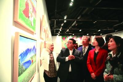 中國僑網(wǎng)嘉賓在展覽現(xiàn)場參觀,。