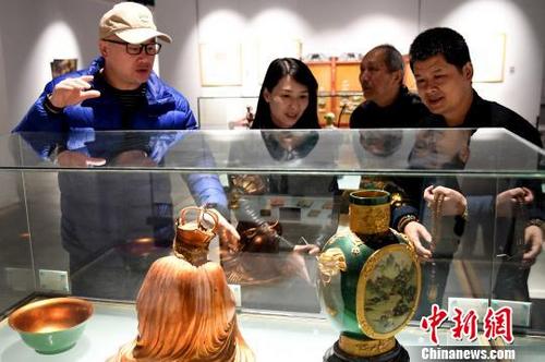 中國(guó)僑網(wǎng)此次精品展的展品大多數(shù)是從海外回流,,見(jiàn)證了福州老漆器揚(yáng)名海外,、流芳他鄉(xiāng)的百年輝煌?!∮浾邉⒖筛z