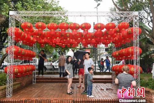 中國僑網圖為美食節(jié)活動入口處掛滿中國紅燈籠,,增添節(jié)日喜慶,?!∧尚?攝