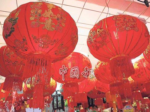 中國僑網(wǎng)綢緞燈籠選擇多樣化,而且價格不高,銷量最佳,。(馬來西亞《中國報》/辛慧萍 攝)