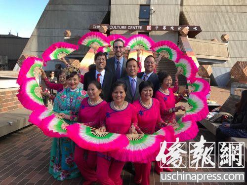 中國(guó)僑網(wǎng)出席記者會(huì)的4位主要議員與花園角舞蹈隊(duì)合影,,在中國(guó)農(nóng)歷新年到來(lái)前,,感受濃濃的中國(guó)文化,。右起:丁右立、邱信福,、威善高,、潘君達(dá)。(美國(guó)《僑報(bào)》/記者吳卓明 攝)