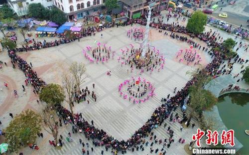 中國(guó)僑網(wǎng)1月14日,,廣西柳州市融水苗族自治縣民眾祭祀祖先歡慶苗年,?!⊥跻哉铡z
