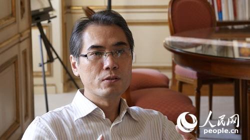 中國僑網(wǎng)巴黎中國文化中心主任嚴振全接受人民網(wǎng)專訪,。何蒨 攝