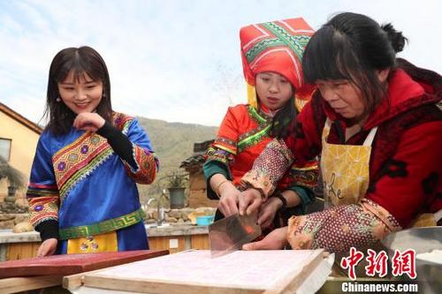 中國(guó)僑網(wǎng)經(jīng)過一遍一遍捶打,,米團(tuán)變得越來越有勁道 王正 攝