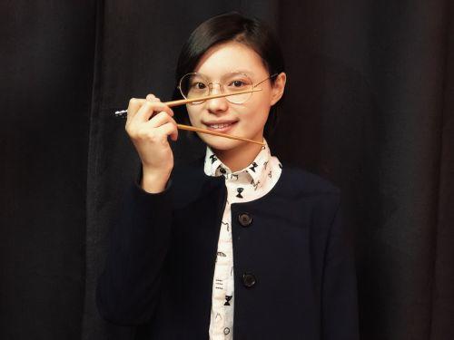 中國(guó)僑網(wǎng)大毛在展示一對(duì)筷子,,她說:“這輩子拿得起、放不下的就是筷子”,。(美國(guó)《僑報(bào)》資料圖/大毛提供)