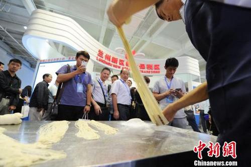 中國僑網(wǎng)資料圖:2015“絲綢之路經(jīng)濟帶”物流成果展上拉面師現(xiàn)場表演“蘭州牛肉面”技藝,。 楊艷敏 攝