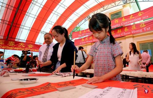 中國僑網(wǎng)新加坡全國揮春大會自2014年起改為非比賽性質(zhì),近年來吸引了許多年輕人參加。(新加坡《聯(lián)合早報》/嚴(yán)宣融 攝)