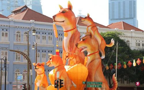 中國(guó)僑網(wǎng)牛車水農(nóng)歷新年慶?;顒?dòng)的狗兒燈籠設(shè)計(jì)引起網(wǎng)上熱議,。(新加坡《聯(lián)合早報(bào)》/莊耿聞 攝)