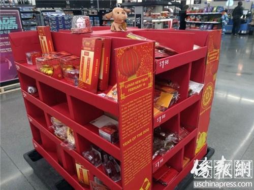 中國僑網(wǎng)沃爾瑪超市的農(nóng)歷新年小商品專柜十分受歡迎,不少商品已斷貨。(美國《僑報》/翁羽 攝)