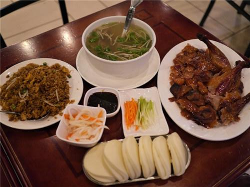 中國僑網(wǎng)一鴨三吃的新華北京烤鴨,價格實惠,。(美國《世界日報》/黃惠玲 攝)