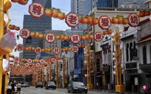 中國(guó)僑網(wǎng)有公眾質(zhì)疑牛車(chē)水裝飾上的詞匯,,或不適用于新年賀詞,。(新加坡《聯(lián)合早報(bào)》/陳思源 攝)