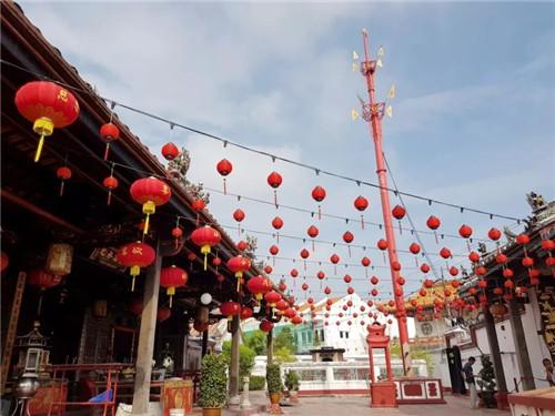 中國(guó)僑網(wǎng)百年古廟青云亭內(nèi)燈籠高掛,,營(yíng)造出祥和及春的氣息。(馬來(lái)西亞《星洲日?qǐng)?bào)》資料圖)