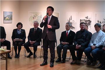 中國僑網(wǎng)美術(shù)展現(xiàn)場,,駐札幌總領(lǐng)事孫振勇致辭,。